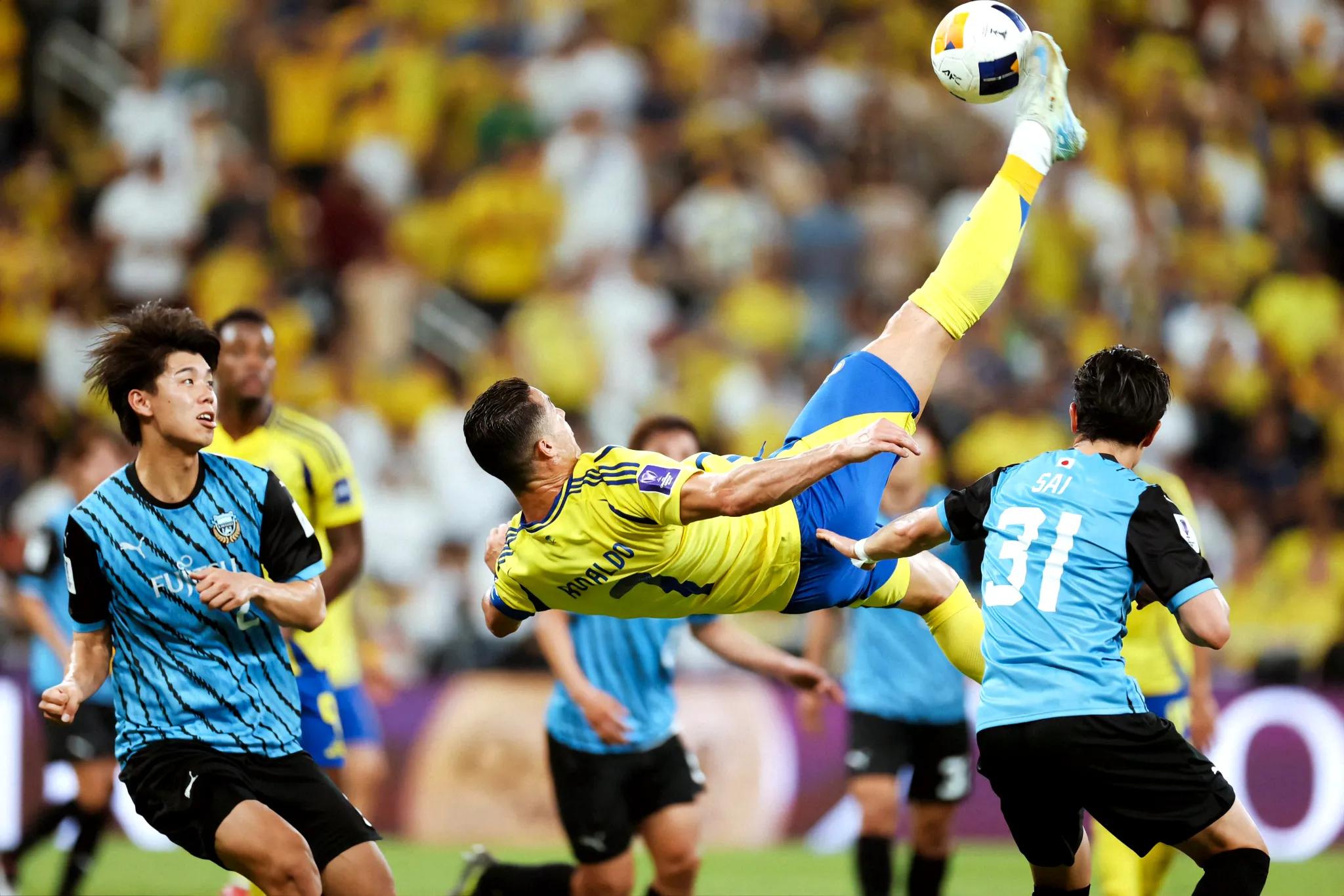 足球场上的每一次激烈对决皆为经典